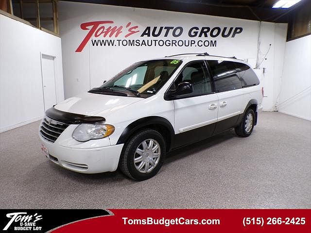 2005 Chrysler Town & Country Touring image 0