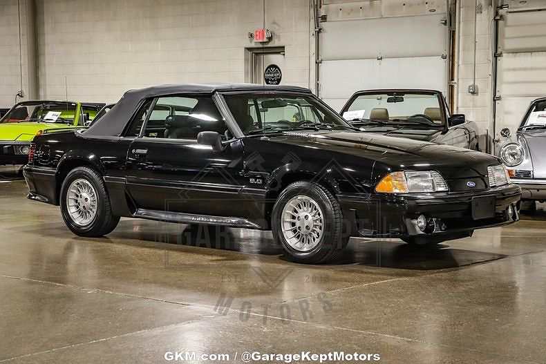 1990 Ford Mustang GT image 2