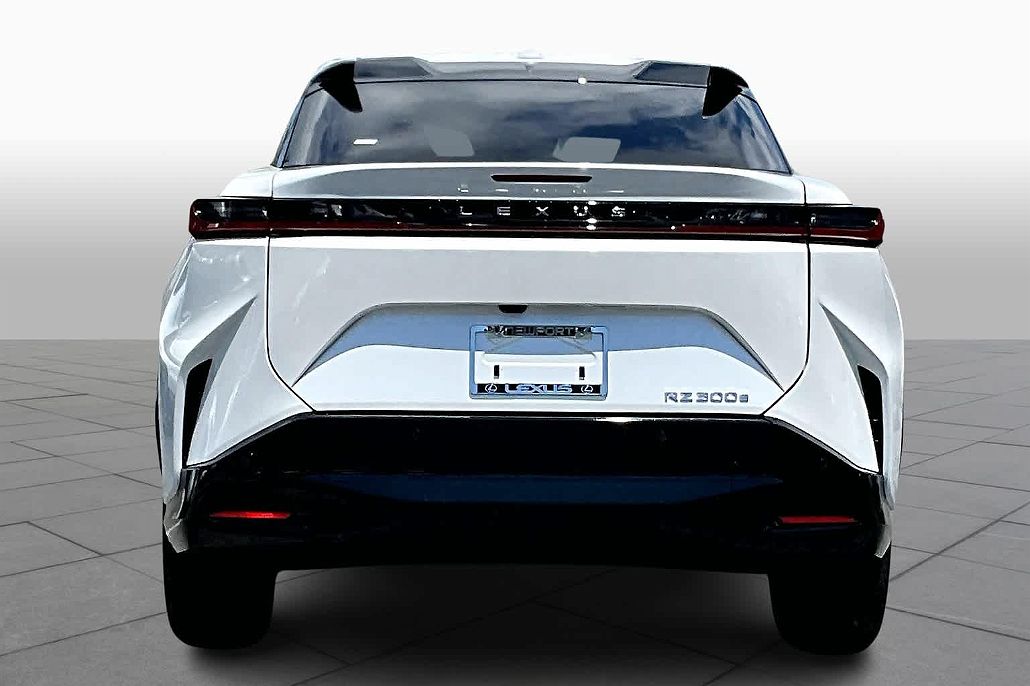 2024 Lexus RZ 300e image 3