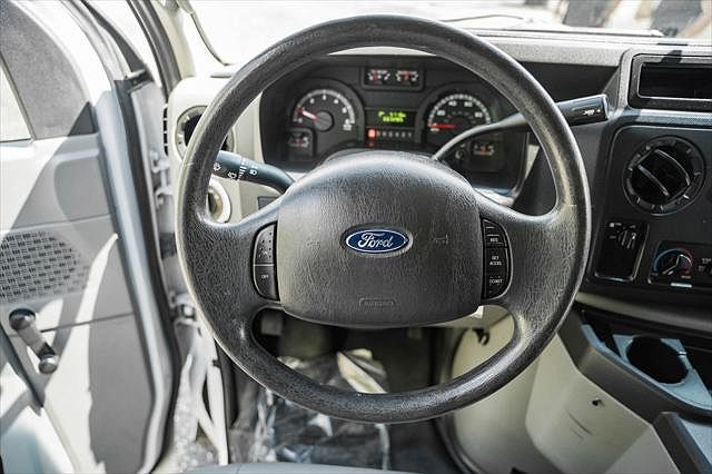 2016 Ford Econoline E-350 image 25