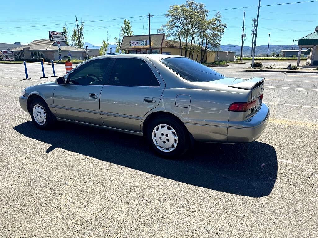 1997 Toyota Camry LE image 1