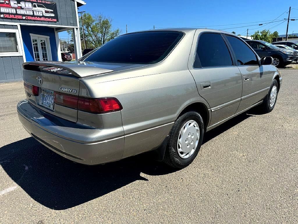 1997 Toyota Camry LE image 2