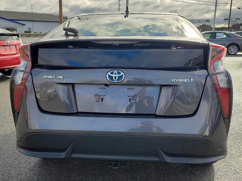2016 Toyota Prius Four image 4