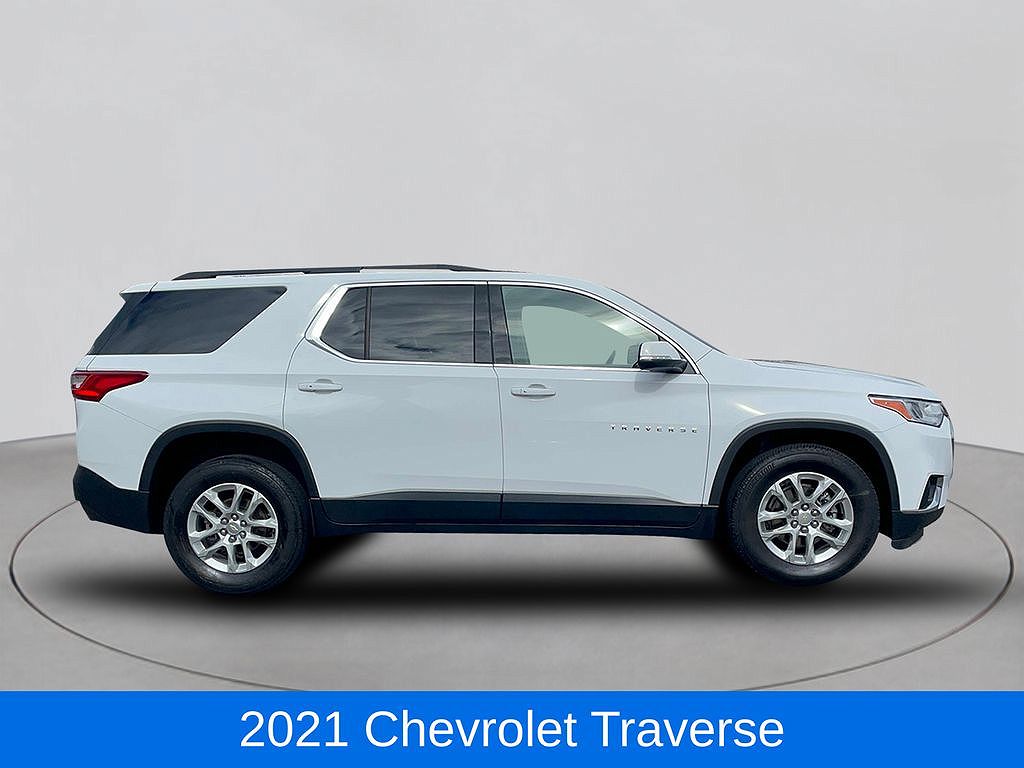 2021 Chevrolet Traverse LT image 3