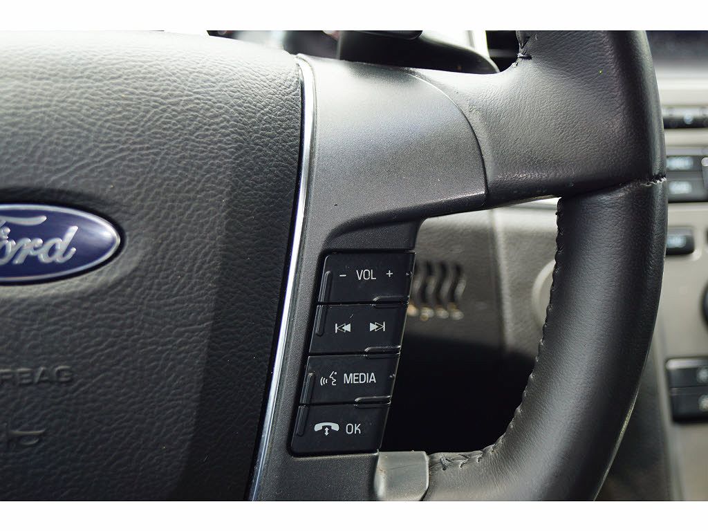 2012 Ford Taurus SEL image 9