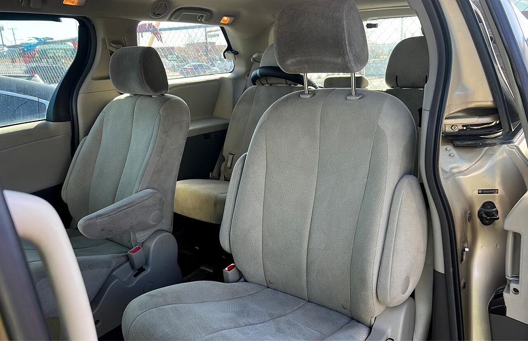 2011 Toyota Sienna Base image 3