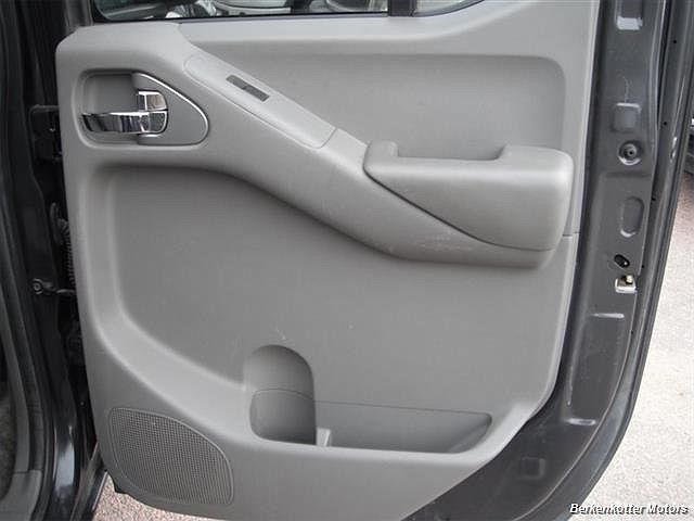 2010 Nissan Frontier SE image 24