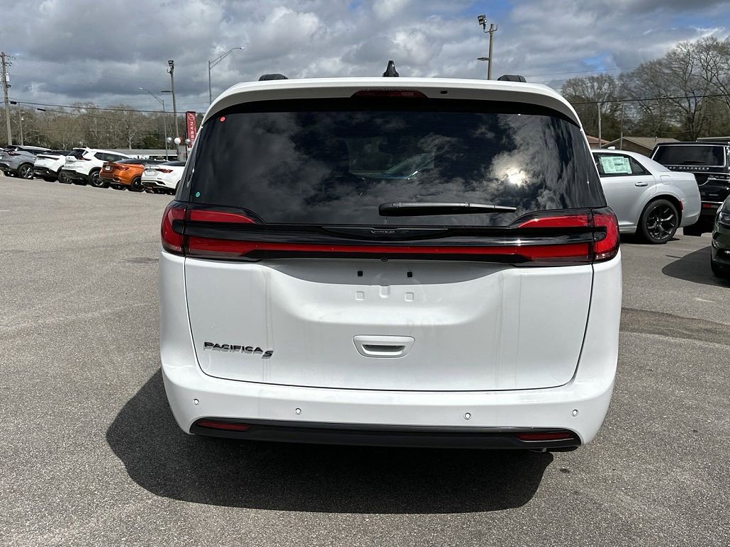 2024 Chrysler Pacifica Touring-L image 5