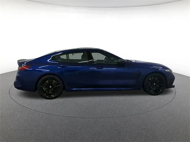 2022 BMW M8