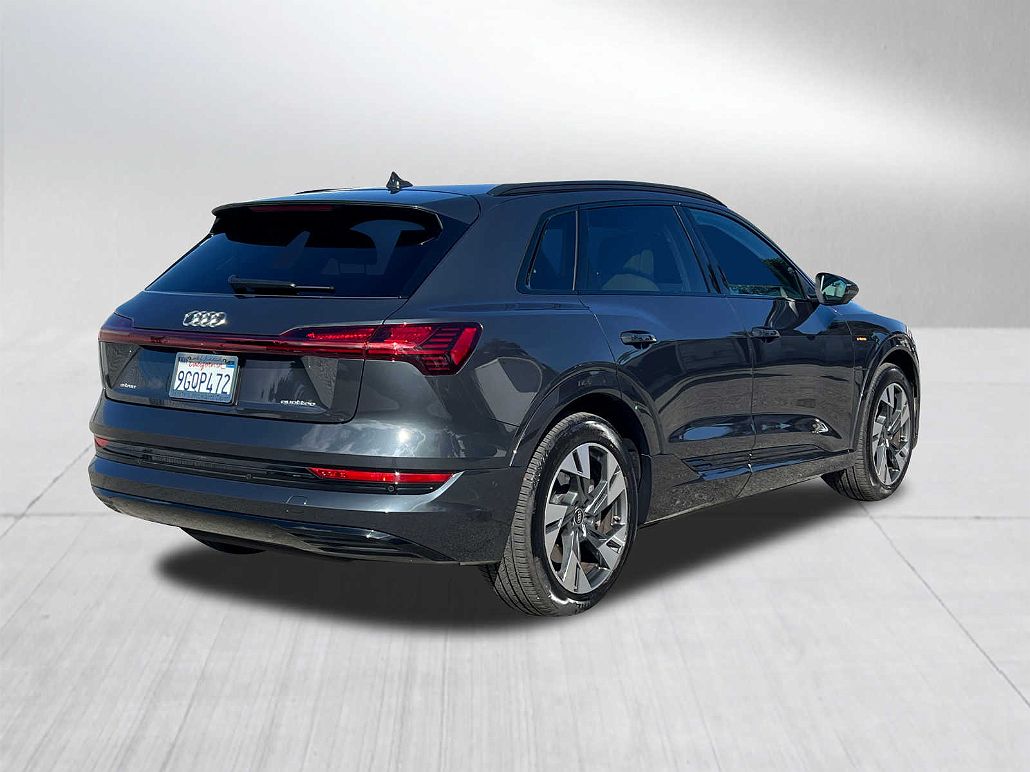 2023 Audi e-tron Premium image 4