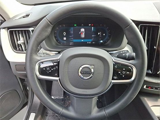 2025 Volvo XC60 Plus B5 photo 10