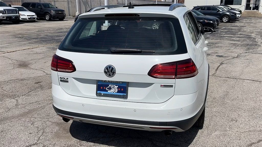 2019 Volkswagen Golf SEL image 4