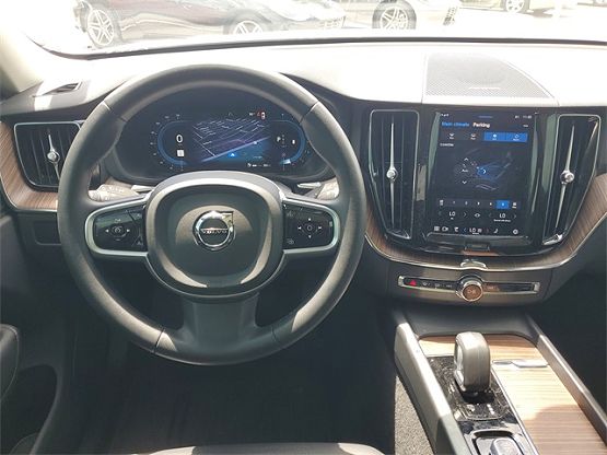 2023 Volvo XC60 B5 Plus photo 9