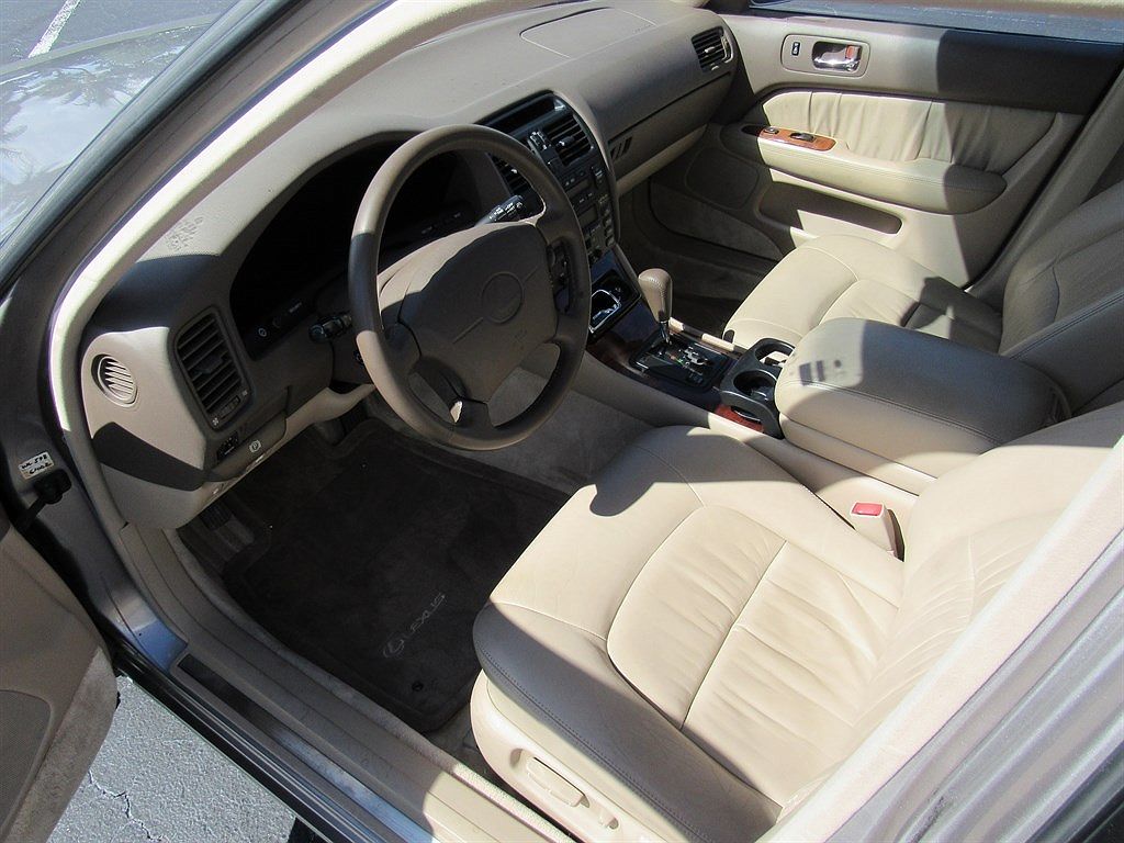 1997 Lexus LS 400 image 9