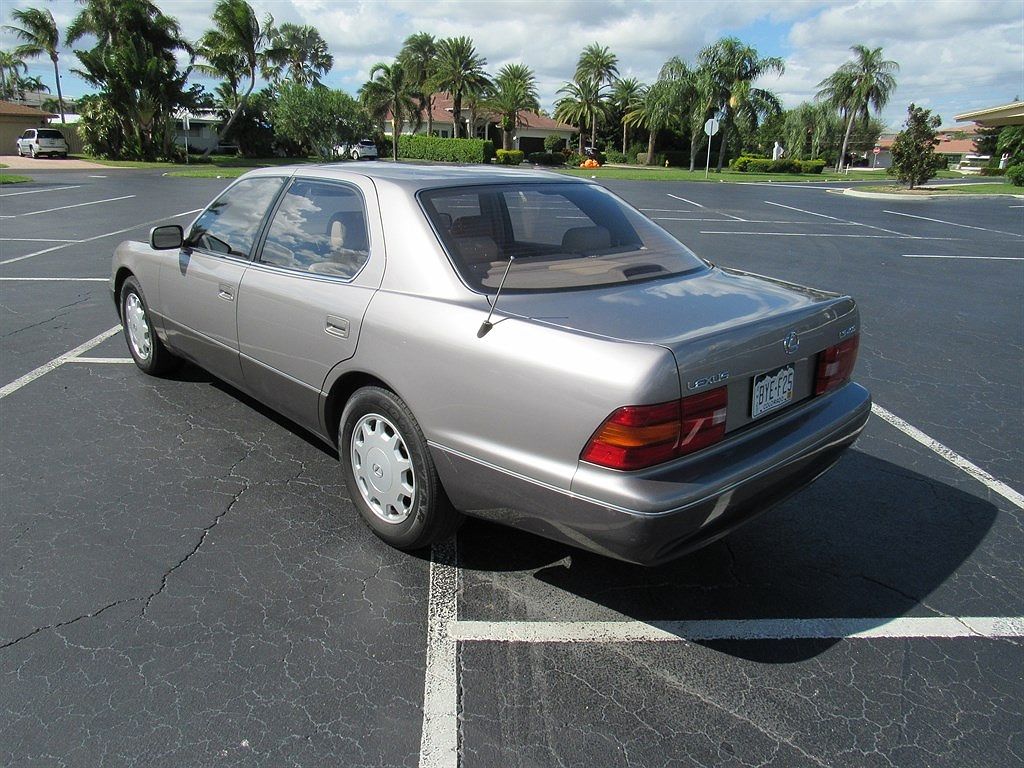 1997 Lexus LS 400 image 4