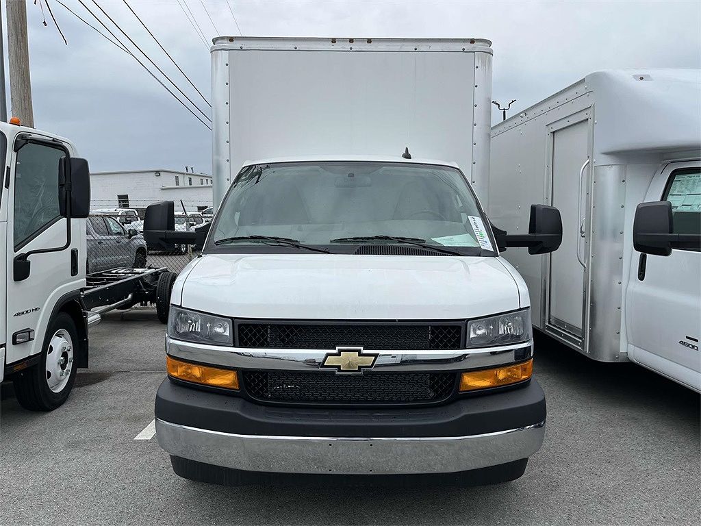 2023 Chevrolet Express 4500 image 1