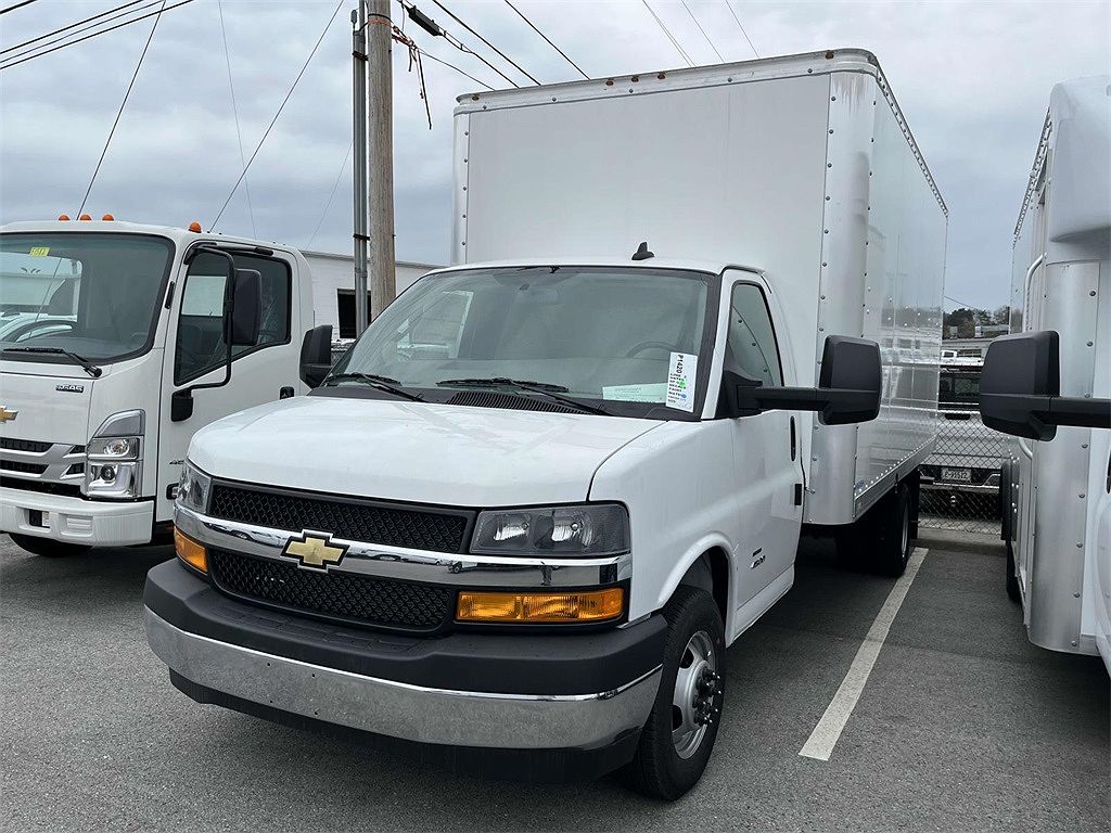 2023 Chevrolet Express 4500 image 2