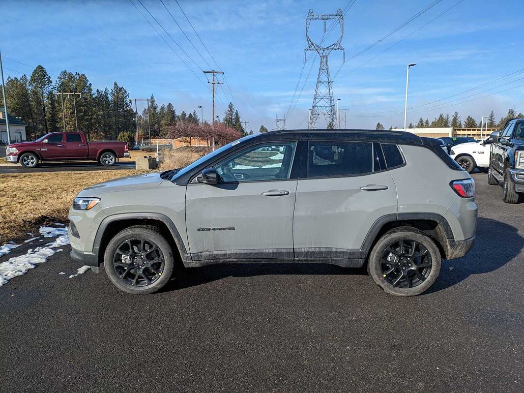 2024 Jeep Compass Latitude image 2