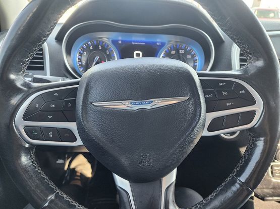 2021 Chrysler 300 Touring L photo 11
