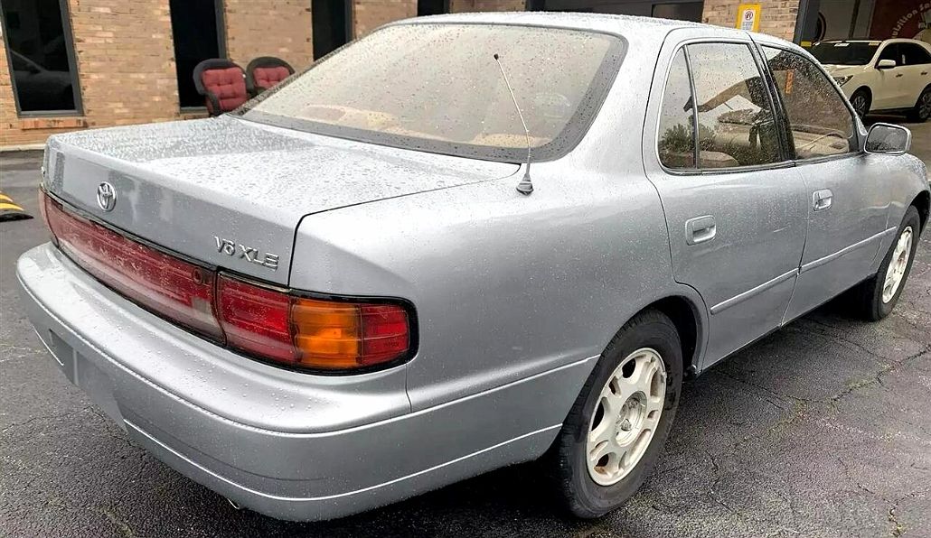 1994 Toyota Camry XLE image 2
