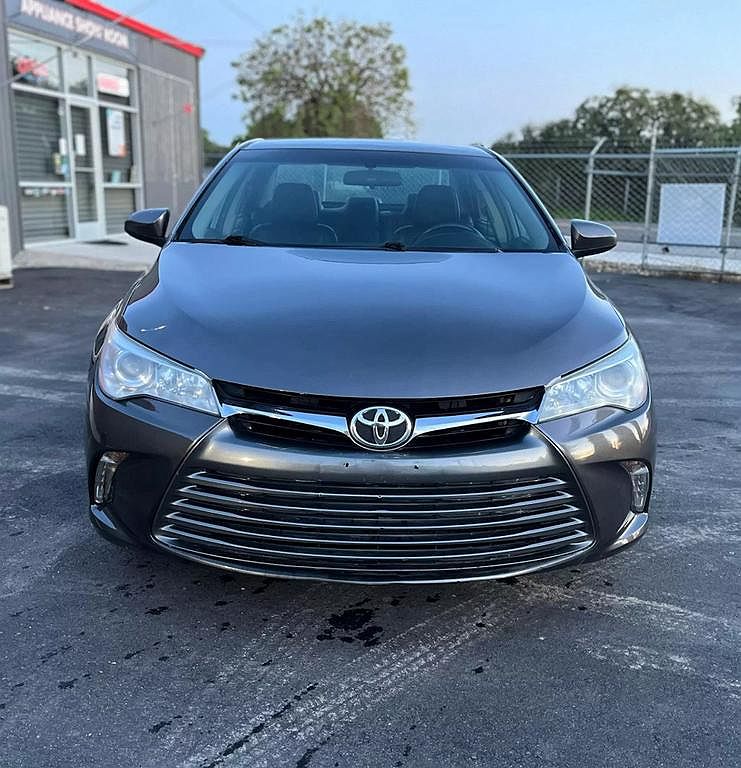 2016 Toyota Camry XLE image 1