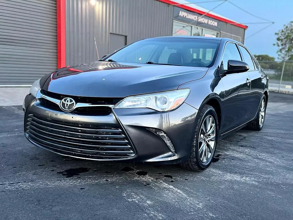 2016 Toyota Camry XLE image 2