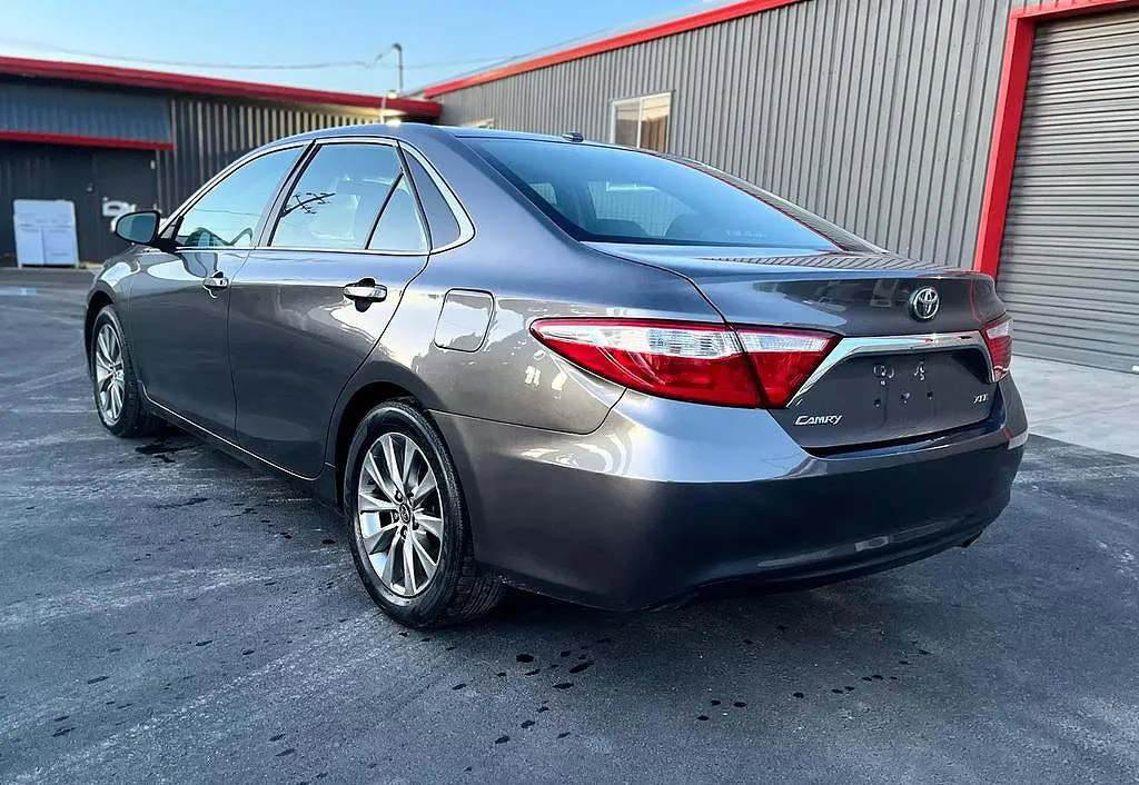 2016 Toyota Camry XLE image 3