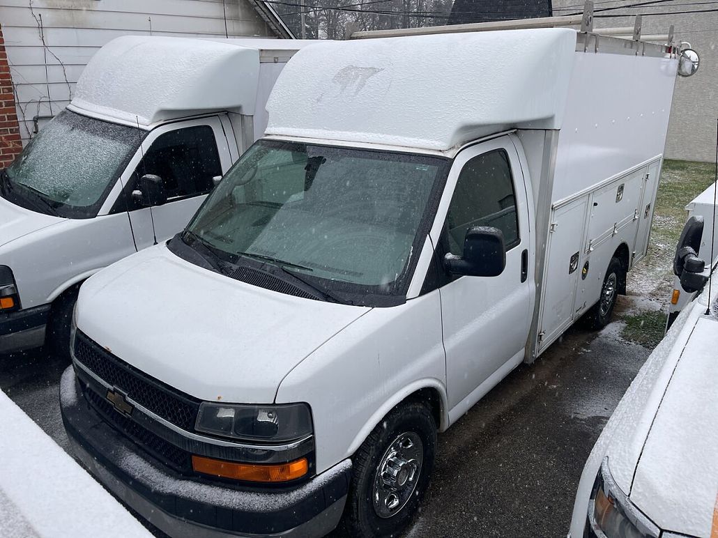 2015 Chevrolet Express 3500 image 3