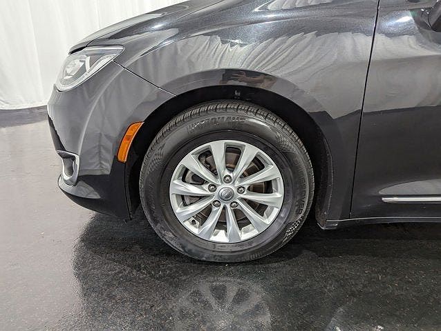 2018 Chrysler Pacifica Touring-L image 1