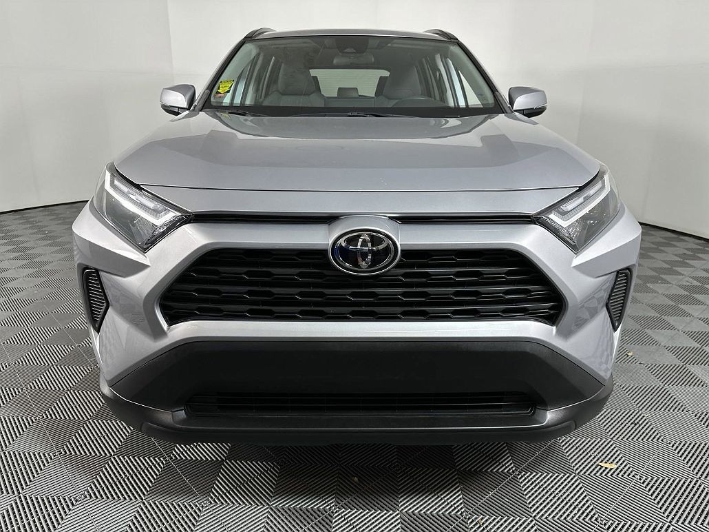 2022 Toyota RAV4 XLE image 2