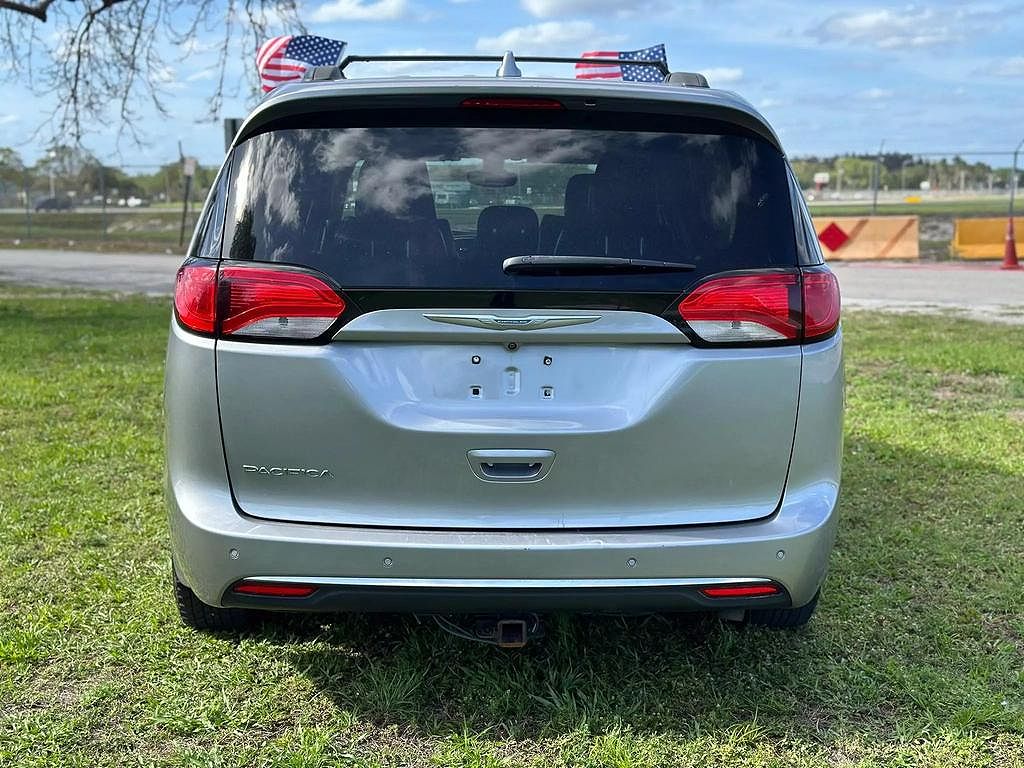 2017 Chrysler Pacifica Touring-L image 5