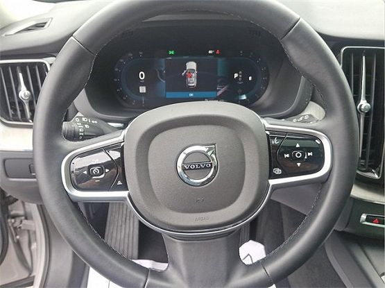 2025 Volvo XC60 B5 Plus photo 10