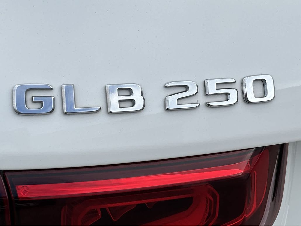 2021 Mercedes-Benz GLB 250 image 4