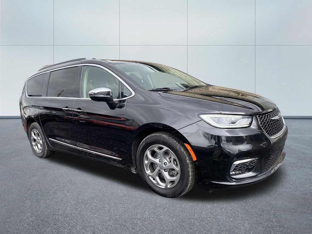 2022 Chrysler Pacifica Limited image 1