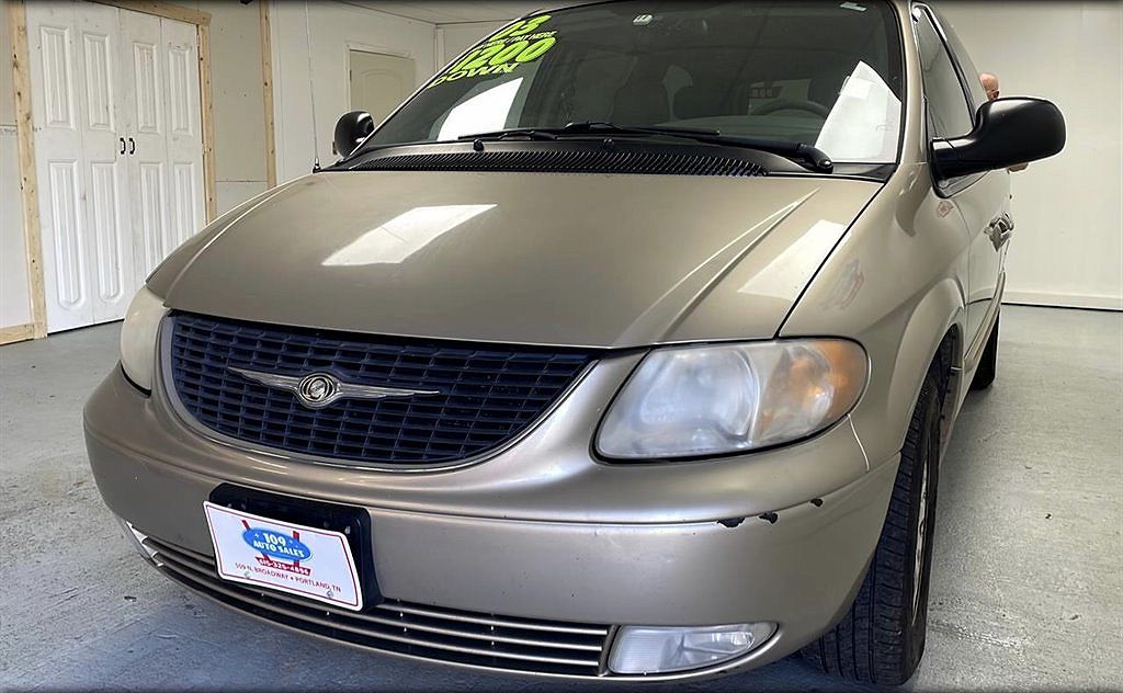 2003 Chrysler Town & Country LXi image 0