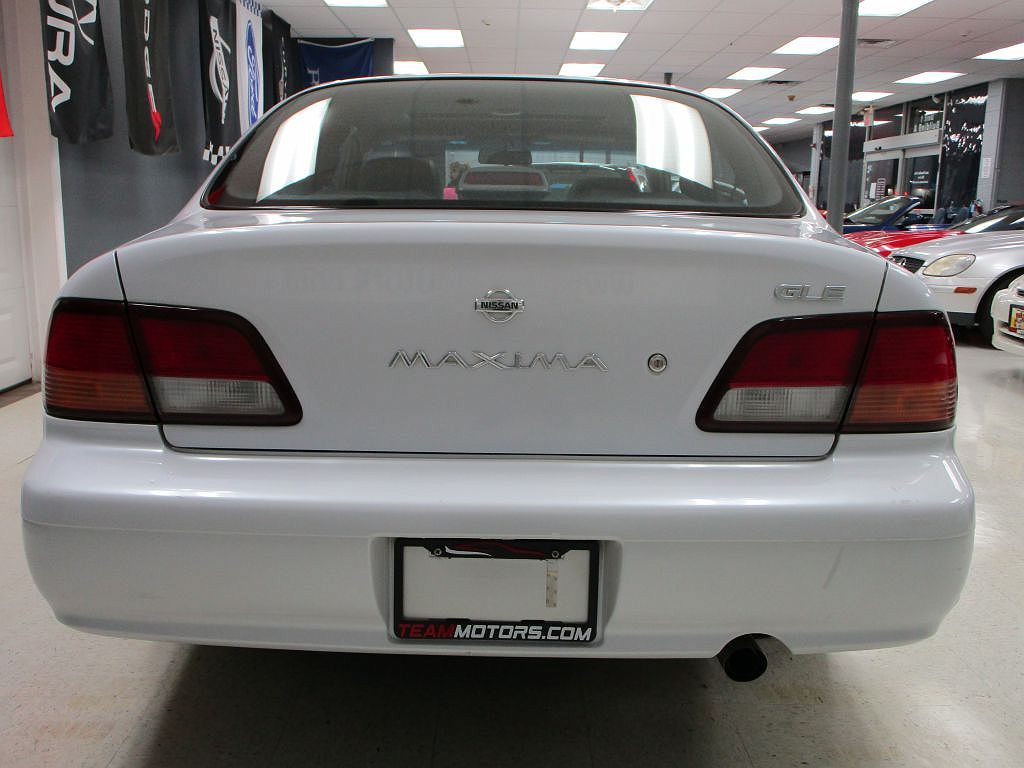 1997 Nissan Maxima GLE image 10