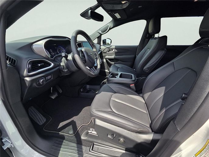 2025 Chrysler Voyager