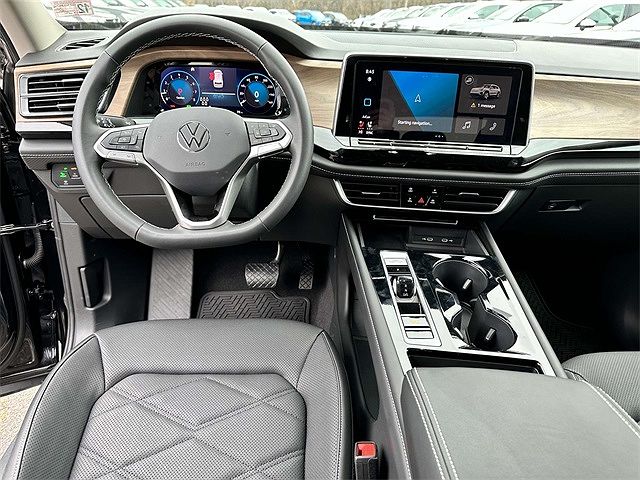 2024 Volkswagen Atlas SE image 1