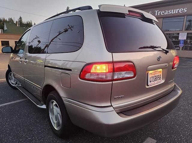 2001 Toyota Sienna null image 2