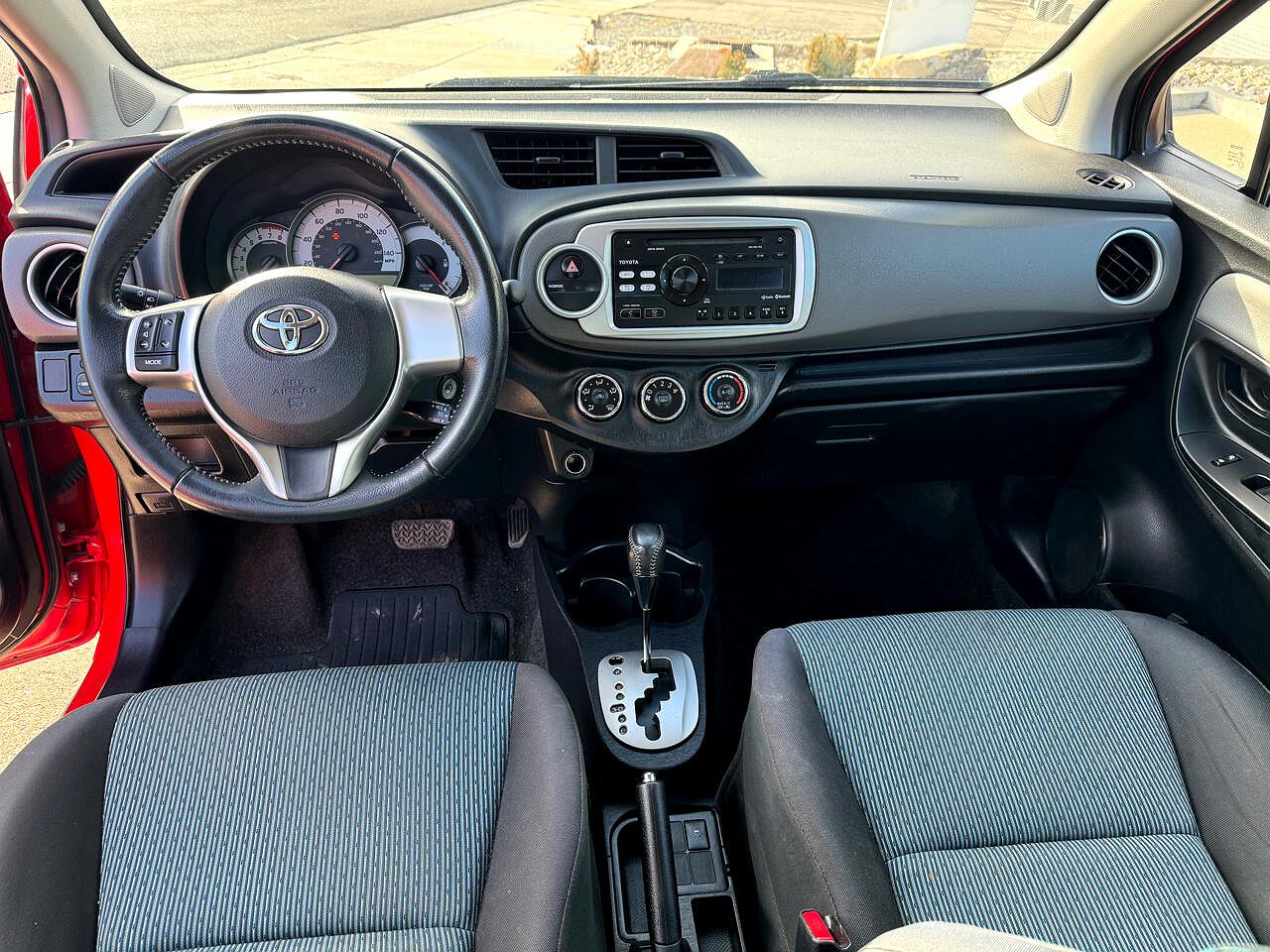 2013 Toyota Yaris SE image 11