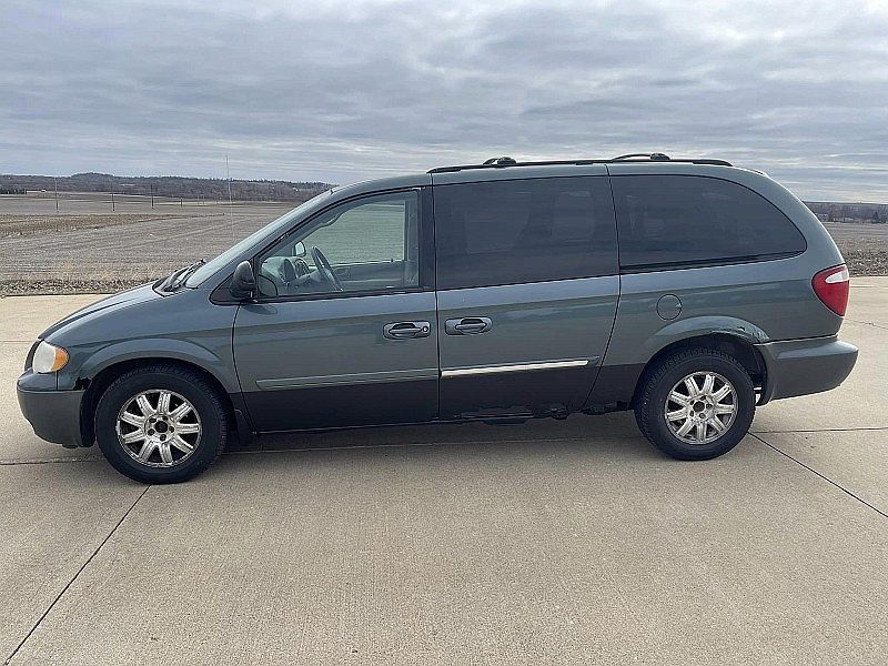 2006 Chrysler Town & Country Touring image 1