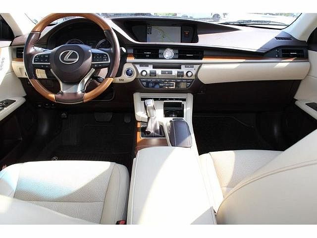2017 Lexus ES 300h image 12