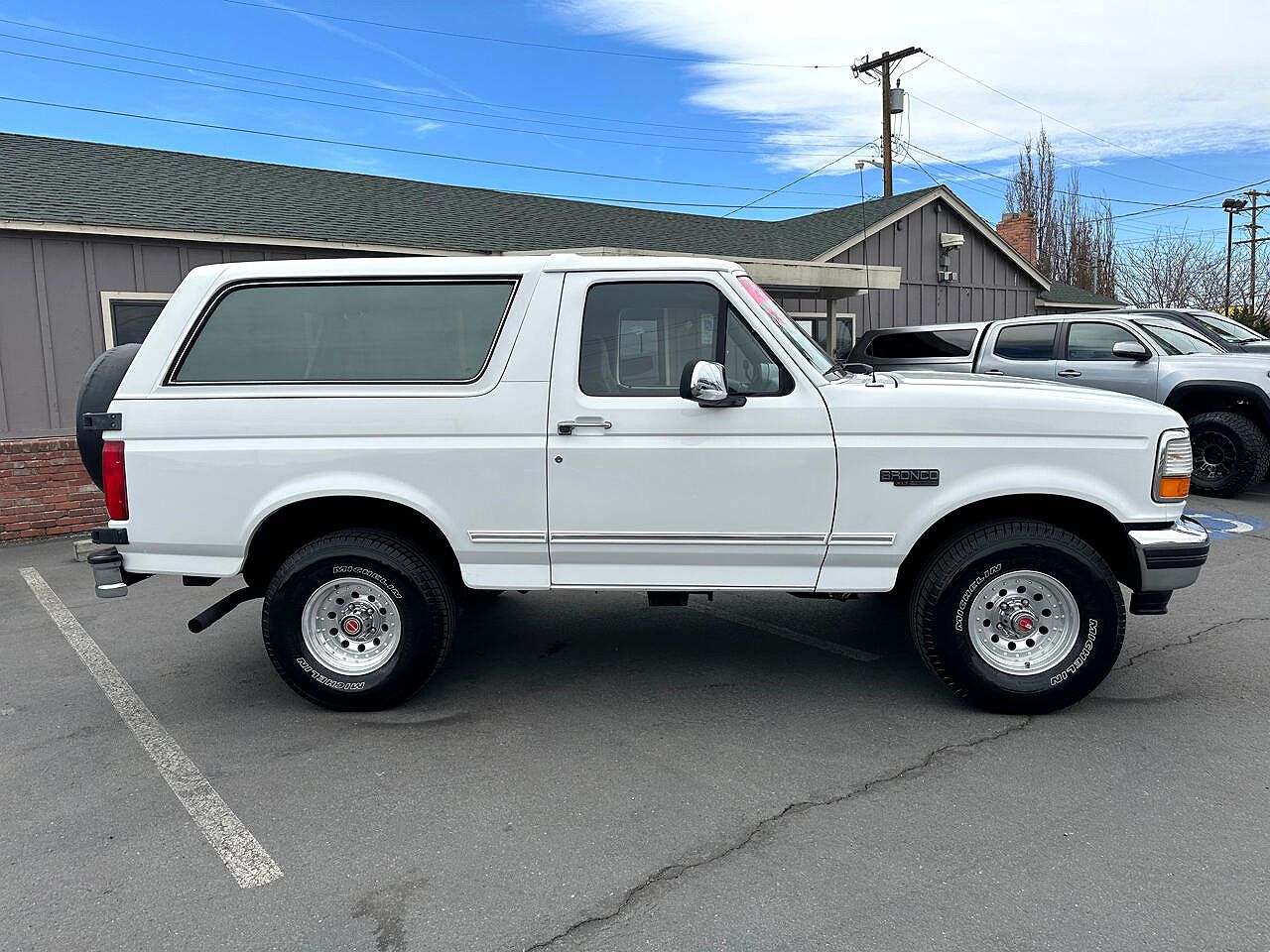 1993 Ford Bronco XLT image 1