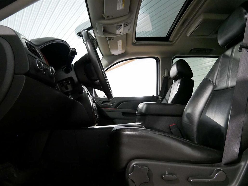 2012 Chevrolet Suburban 1500 LT image 5