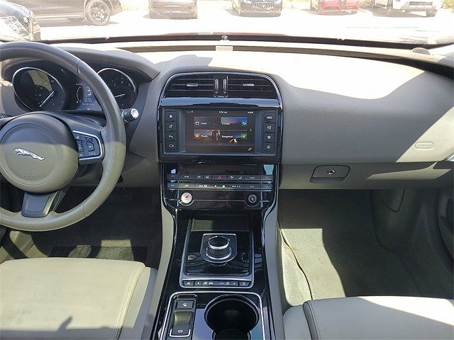 2017 Jaguar XE Premium image 12