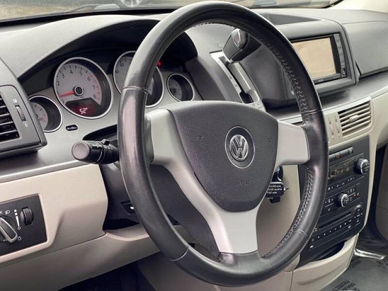 2010 Volkswagen Routan SEL image 1