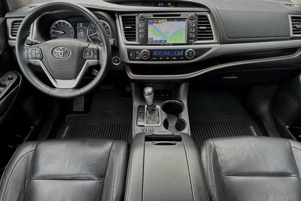 2016 Toyota Highlander XLE image 2