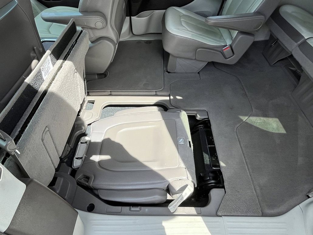 2019 Chrysler Pacifica Touring-L image 2