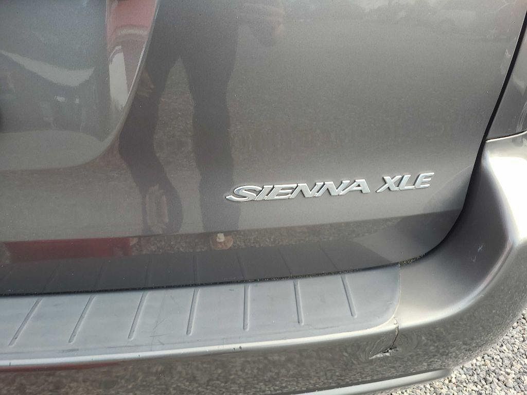 2004 Toyota Sienna XLE image 12