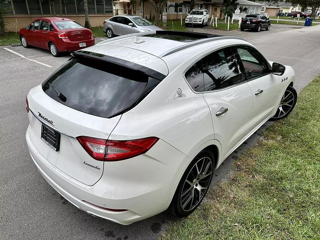 2017 Maserati Levante null image 30